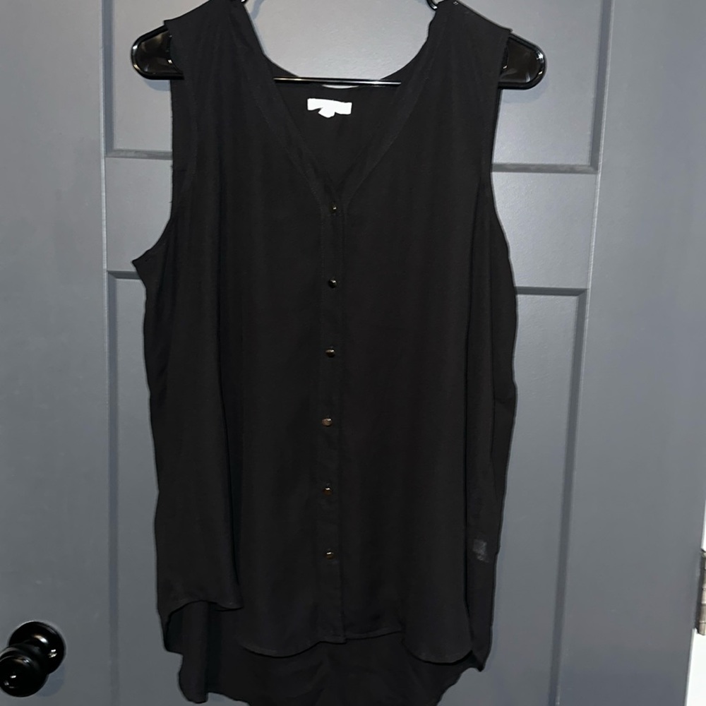 Maurices women’s black sleeveless button up blouse